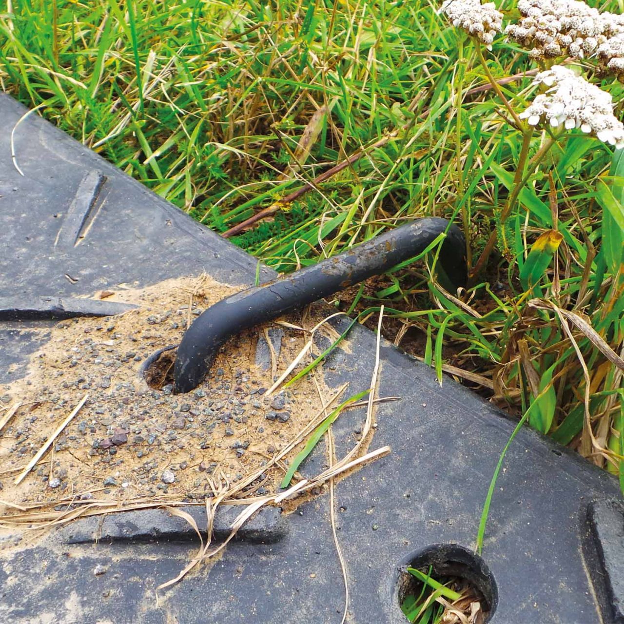 Bodenanker, Erdhaken zum fixieren verankern von Fahrplatten & Bodenschutzplatten. Empfohlen im Gelände mit Steigung, Gefälle Längsneigung und/oder Querneigung.