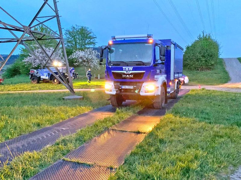 THW Fachgruppe Räumen übt das Herstellen Behelfsmäßiger Fahrwege durch das verlegen von Fahrbahnplatten von Securatek