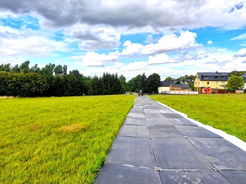 3-spurige Baustrasse für ökologische Ausgleichmaßnahmen der Bachverrohrung entlang der Autobahn A72