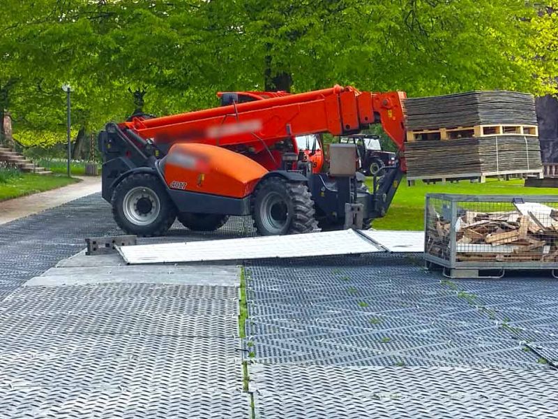 Fahrplatten zum Schutz des Rasen im Schlosspark Heidelberg für ein Event