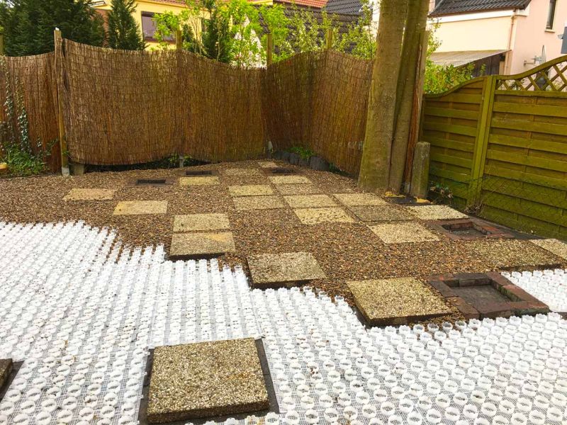 Schön gestalteter Steingarten mit einer Kiesfläche als Terrasse