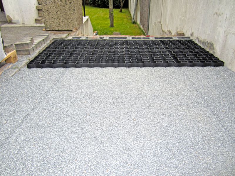 Verlegen und Verfüllen des Bodengitter BG50 für Hof und Einfahrt