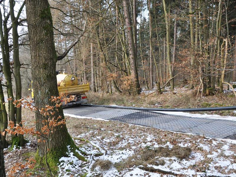 Mobile Baustraße Telekom-Baustelle Esselbach im Steigerwald mit der s:tek 48 Bodenschutzplatte