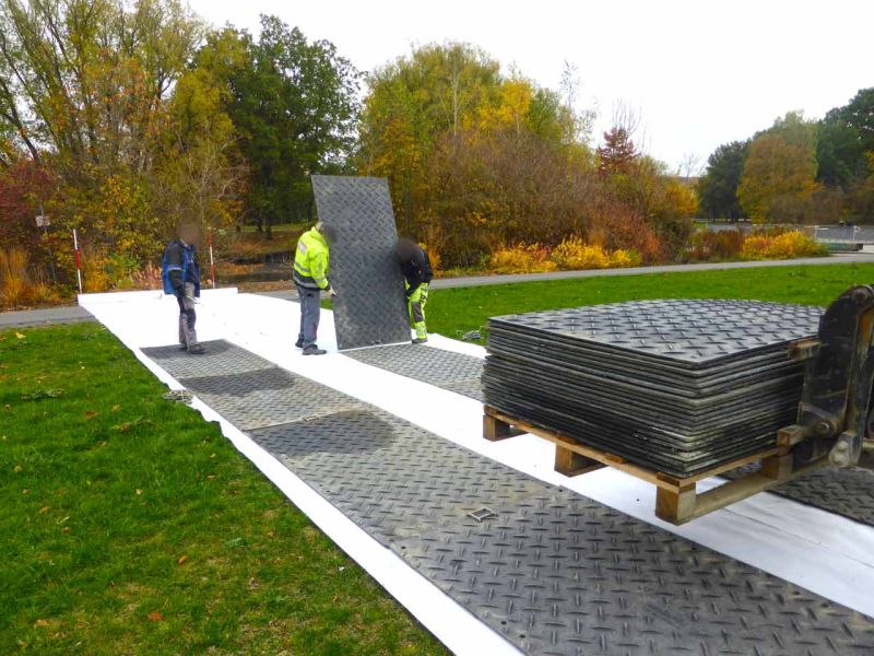 Fahrplatten als mobile Baustraße im Rohrleitungsbau in Giessen