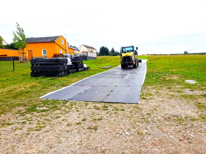 3-spurige Baustrasse für ökologische Ausgleichmaßnahmen der Bachverrohrung entlang der Autobahn A72
