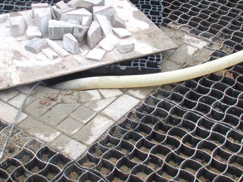 Verlegung des Bodengitter BG50 aus Kunststoff zur Bodenstabilisierung für ein Trogbauwerk
