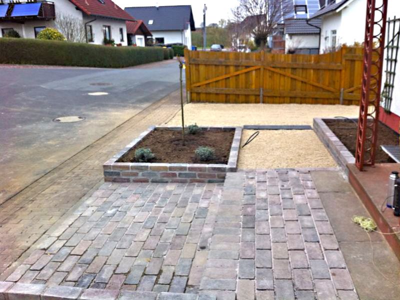 Verlegen und verfüllen der Bodenwabe BW40 zur Befestigung von Kieswegen