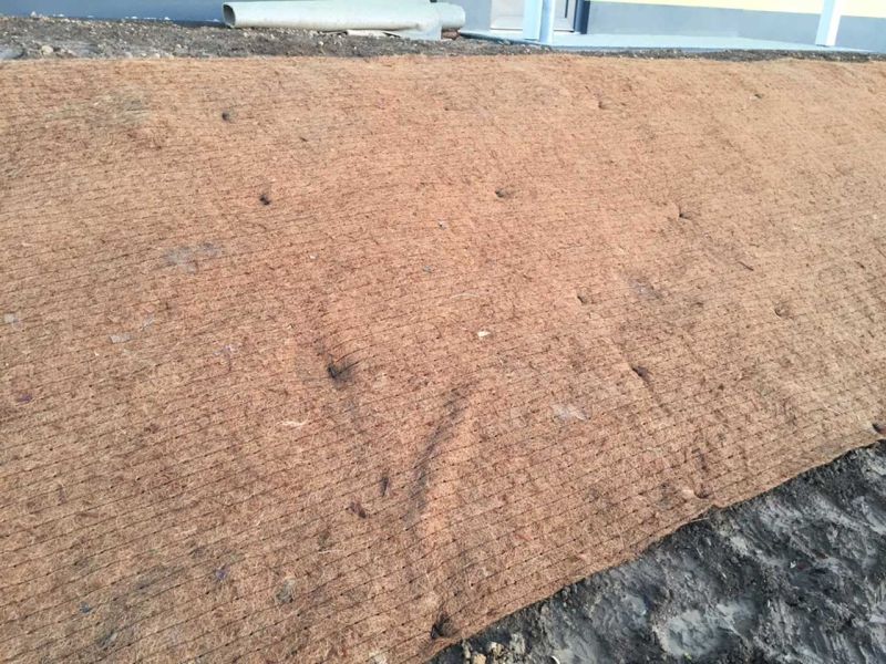 Leichtes Gefälle stabilisieren und vor Erosion schützen mit der Böschungsmatte Kokos BMK350