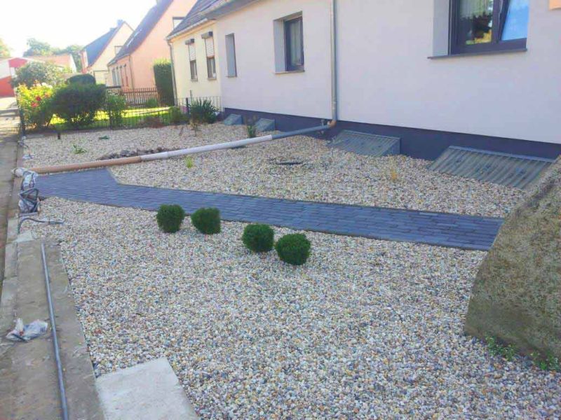 Moderne Umgestaltung: Steingarten & Carporteinfahrt mit stabilisiertem Kies