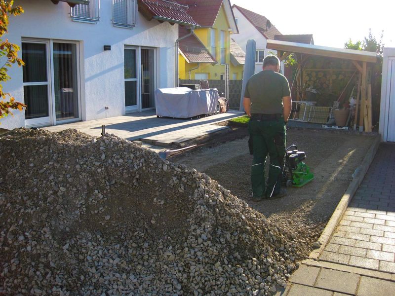 Umgestaltung einer Rasenfläche in eine befestigte und befahrbare Hof- und Gartenzufahrt mit der Kiesmatte KM30