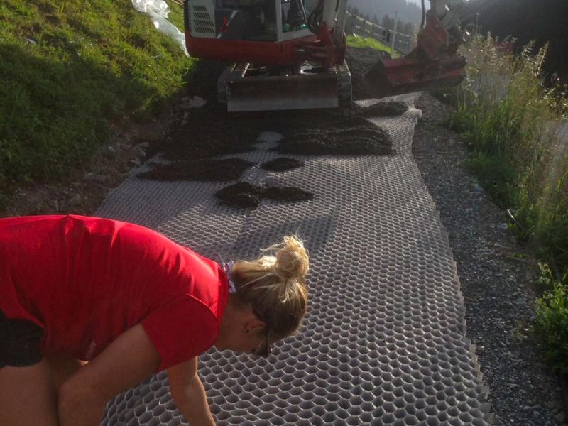 Herstellen eines alpinen Schotterweg mit den Kieswaben KW50
