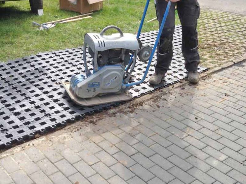 Kunststoff Rasengitterstein zur Erweiterung eines Beton Rasengitterstein