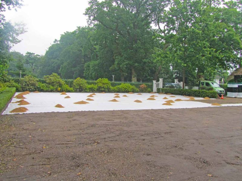Rasennetz zur Rasenverstärkung eines Rasenparkplatz aus Rollrasen