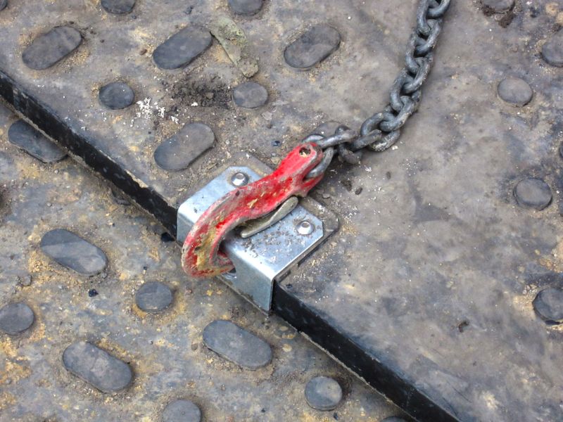 Detailansicht der Kettengeschirr an einer Schwerlast Kunststoffplatte