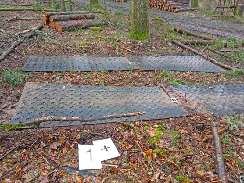 s:tek Hochleistungs - Bodenschutzplatten zur bodenschonenden Holzernte in der Waldarbeit und Forstwirtschaft bzw. Waldtechnik und Fortsttechnik