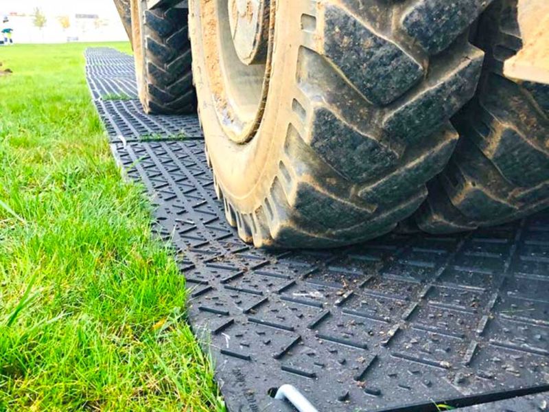 x:tek Hochleistungs Fahrplatten aus Kunststoff als Fahrbahnplatten bzw. Überfahrplatten als Rasenschutz bzw Flächenschutz für den Baustellenverkehr auf einer Wiese