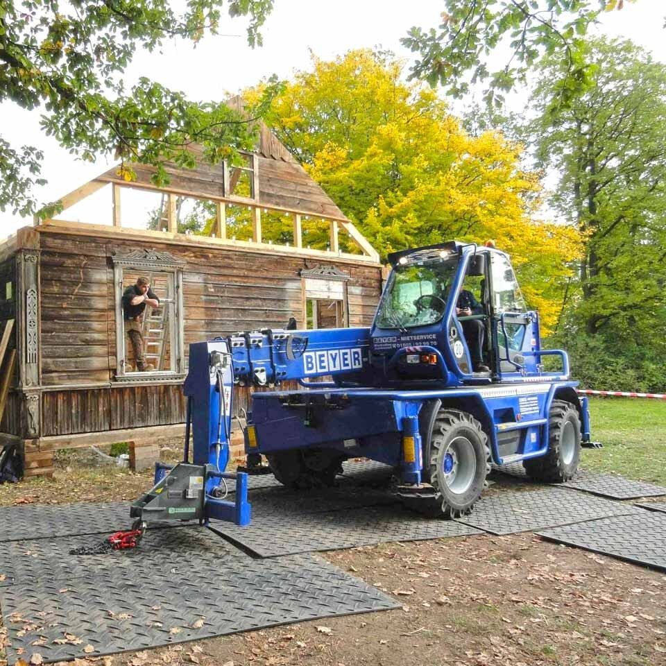 s:tek Hochleistungs-Bodenschutzplatten als Rasenschutz zur Befahrung mit einer Baumaschine