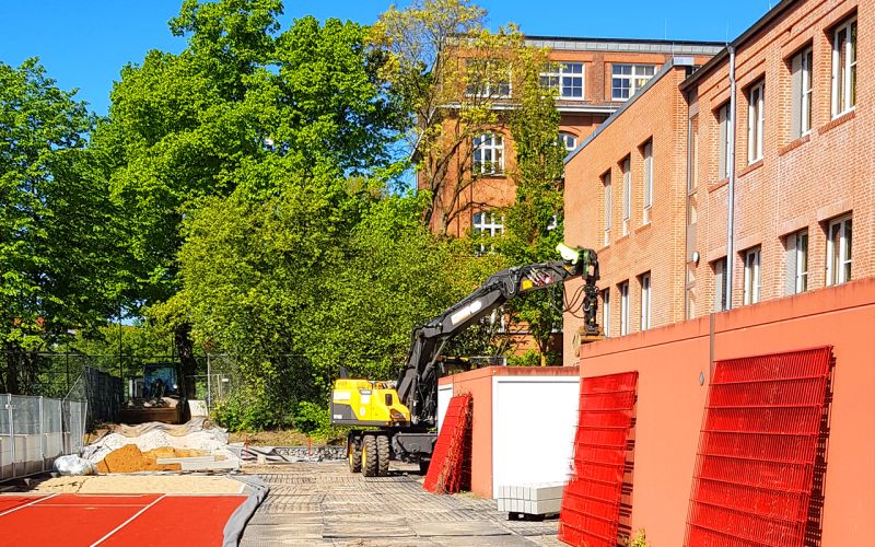 Abdecken einer Tartanbahn mit der stek 48 Bodenschutzplatte 07 referenz