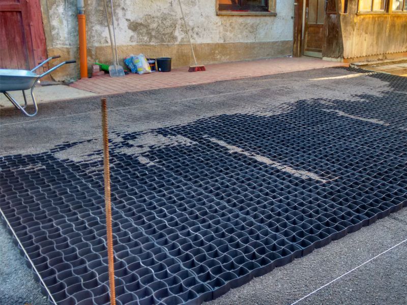 Bodenstabilisierung und Bodenbefestigung eines Hof mit dem Bodengitter BG50