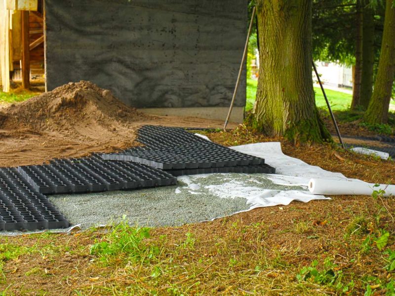Befestigung des Bodens rund um den Futterplatz für Pferde mit dem Bodengitter BG50