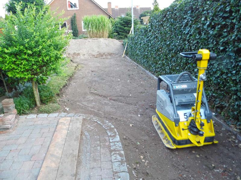 Bodenbefestigung einer begrünten Carport-Zufahrt mit dem Bodengitter BG50