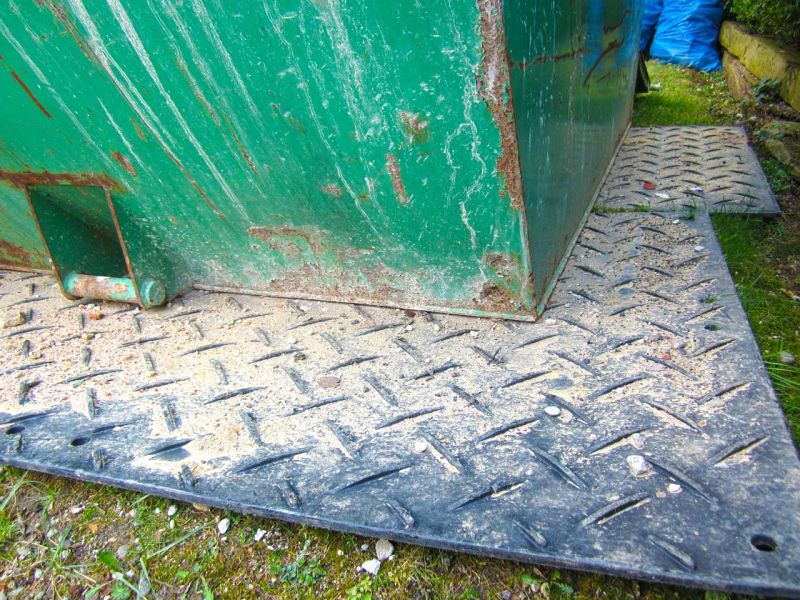 Fahrplatten als Containerstellplatz bei Gebäudesanierung