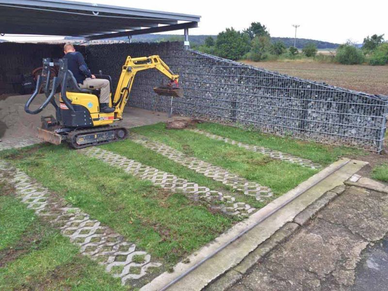 Moderne Umgestaltung: Steingarten & Carporteinfahrt mit stabilisiertem Kies