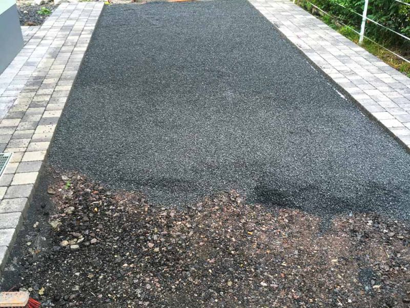 Schöne & befahrbare Kies-Einfahrt anstelle von Pflastersteinen mit den Kieswaben KW30 einfach, schnell und kostengünstig selbst anlegen.