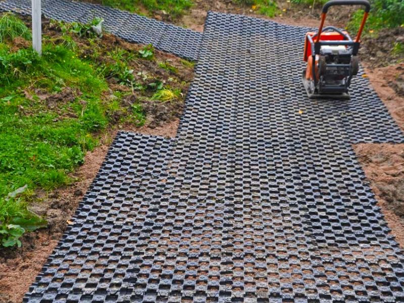 Befestigung eines steilen Weidezugang in Hanglage ohne Unterbau mit den Paddockplatten PP60