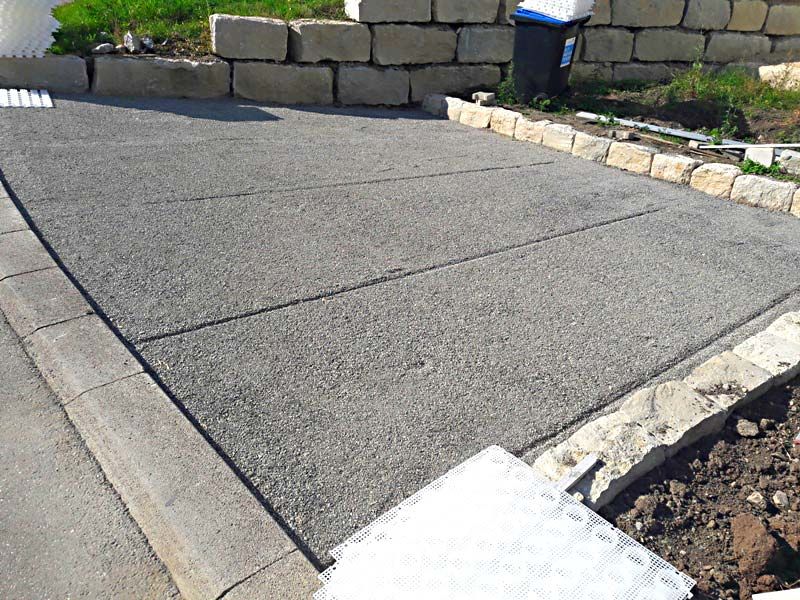 Verlegen des Kiesgitters KG30 zur Herstellung eines unversiegelten PKW Stellplatzes mit Jura Schotter