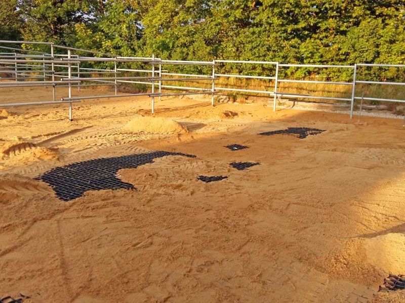 Bodengitter BG50 zur trittfesten Bodenstabilisierung im Reitplatzbau