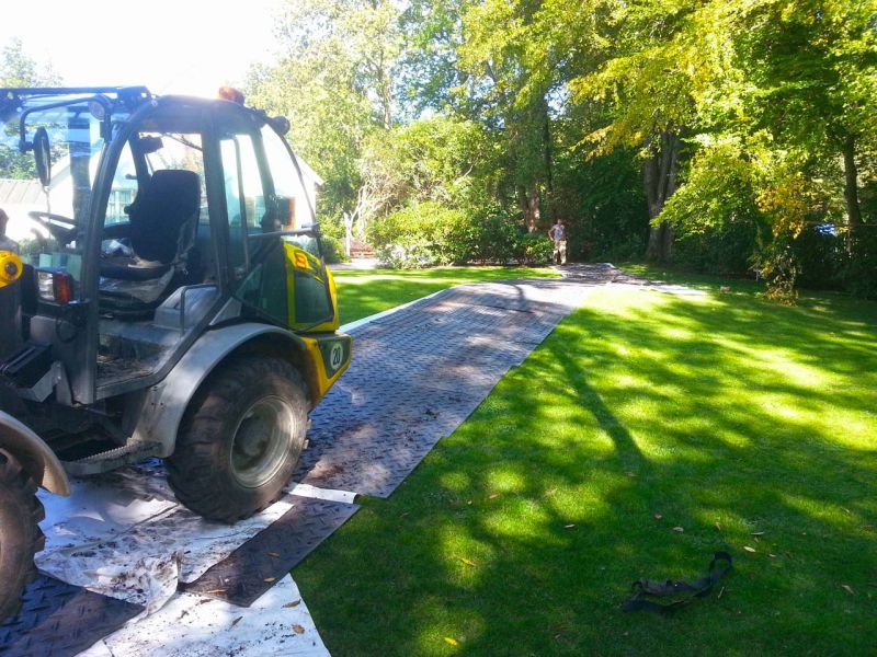 Fahrstraße zum Schutz der Rasenfläche im Galabau