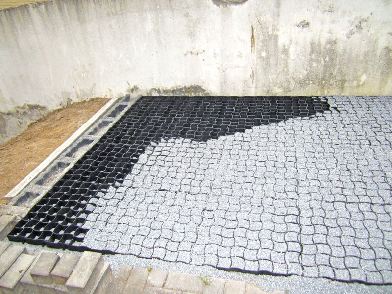 Verlegen und Verfüllen des Bodengitter BG50 für Hof und Einfahrt