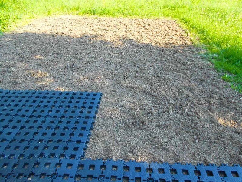 Befestigung einer Rasenfläche als Stellplatz für PKW-Anhänger mit dem Rasengitterstein RGS35