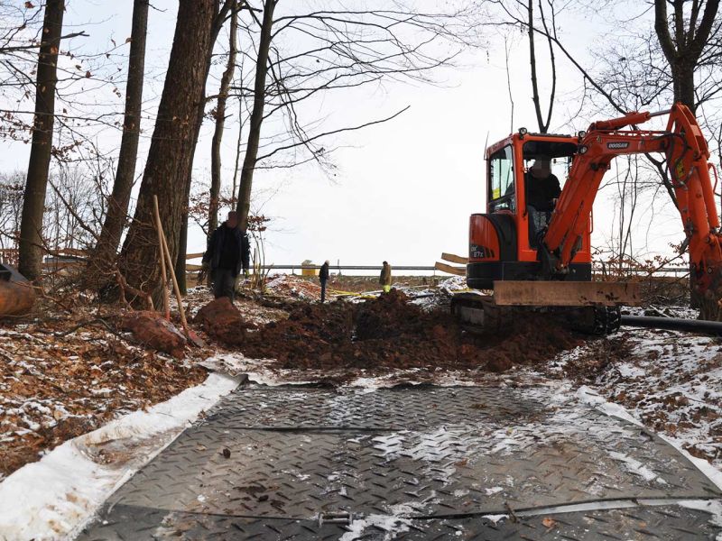 Mobile Baustraße Telekom-Baustelle Esselbach im Steigerwald mit der s:tek 48 Bodenschutzplatte