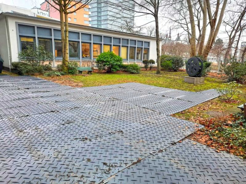 Fahrplatten als Baustellenzufahrt zur Errichtung eines Fassadengerüst. Gerüstbau in Langenfeld, Düsseldorf.