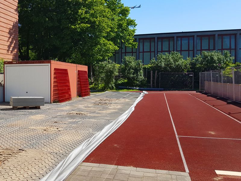 Abdecken einer Tartanbahn mit der s:tek 48 · Hochleistungs-Bodenschutzplatte
