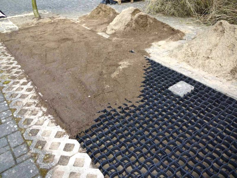 Verlegung des Bodengitter BG50 zur Herstellung eines begrünten PKW Stellplatz