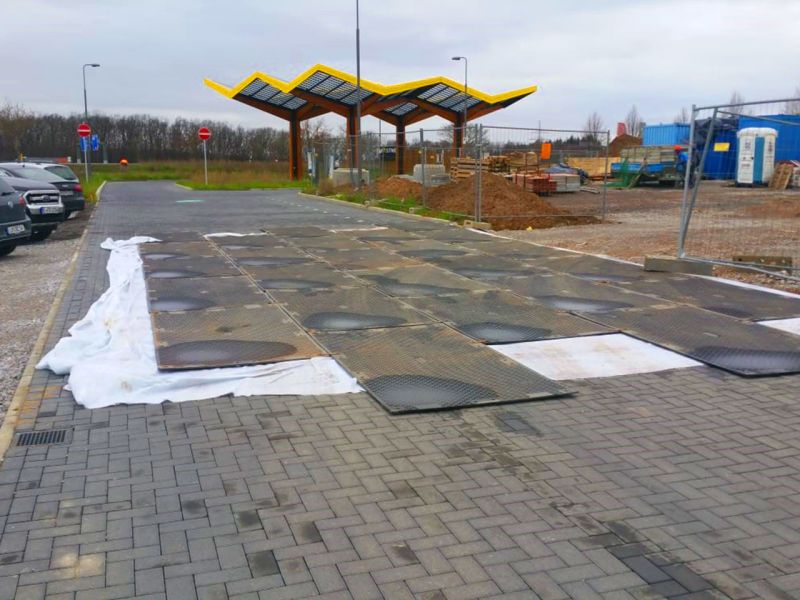 Die s:tek 48 · Hochleistungs-Bodenschutzplatte als Baustellenzufahrt auf einem Parkplatz in der Nähe von Limburg