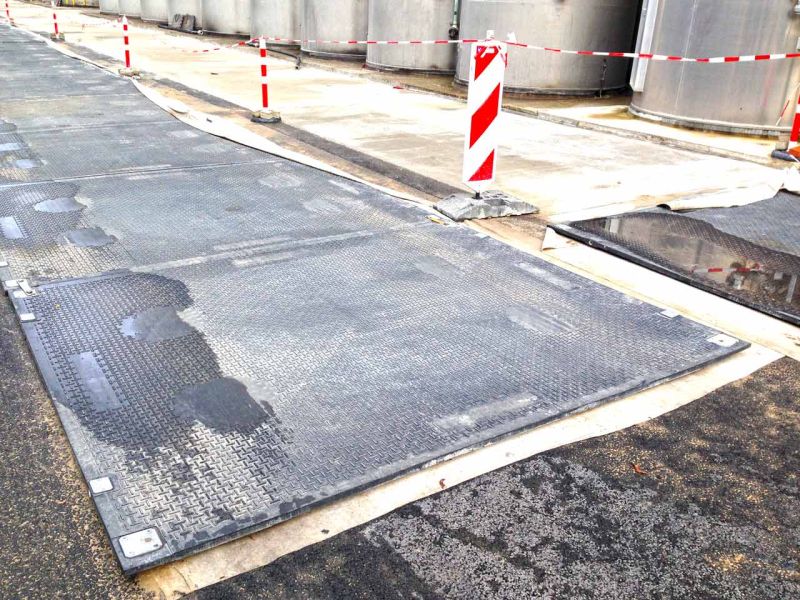 Mobile Fahrstraße zum Schutz einer neuen asphaltierten Fahrfläche