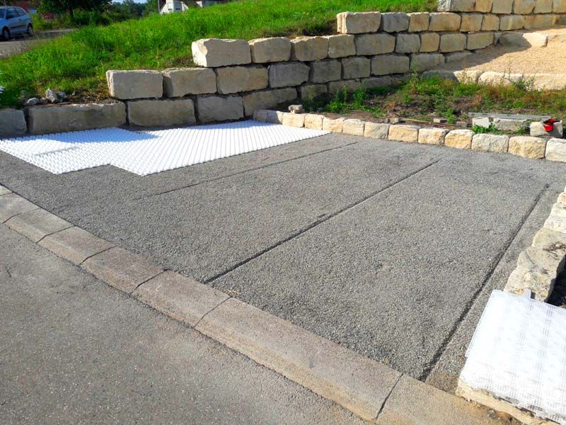 Verlegen des Kiesgitters KG30 zur Herstellung eines unversiegelten PKW Stellplatzes mit Jura Schotter