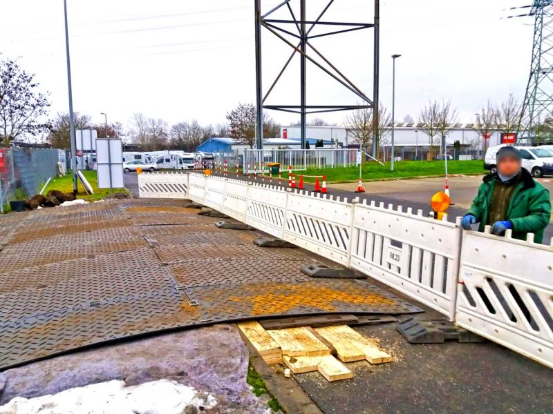 Temporäre Umleitung des Baustellenverkehr über einen Grünstreifen
