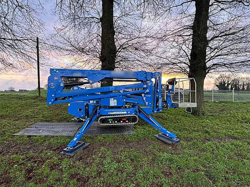 Fahrplatten und Abstützplatten stützen eine Arbeitsbühne bei Baumarbeiten