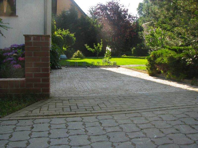 Verlegung des Kiesgitter KG30 zur unversiegelten Befestigung eines Hof