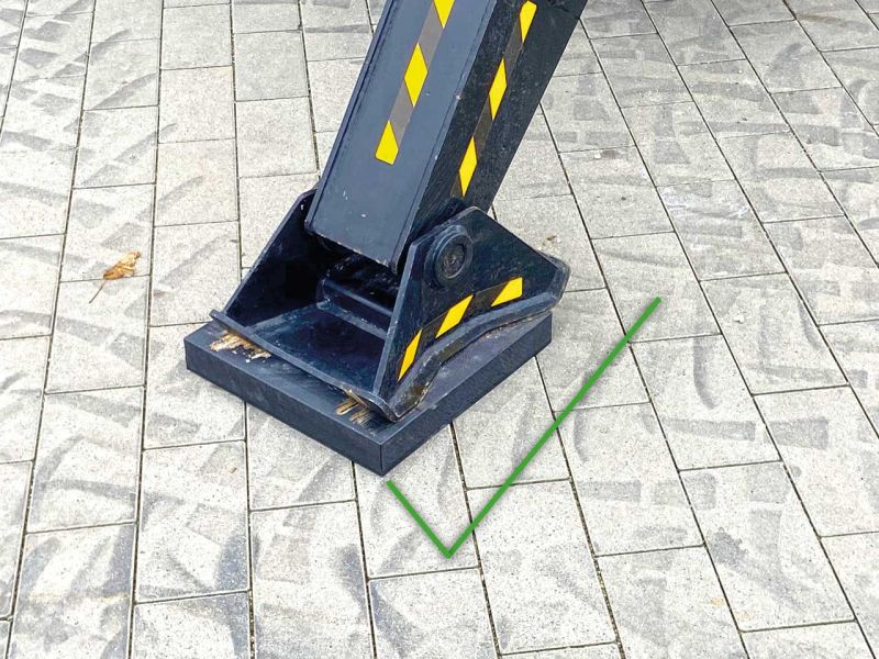 Positivbeispiel: Gummierte rutschhemmende und bodenschonende Abstützplatten zur Lastverteilung auf Pflastersteinen