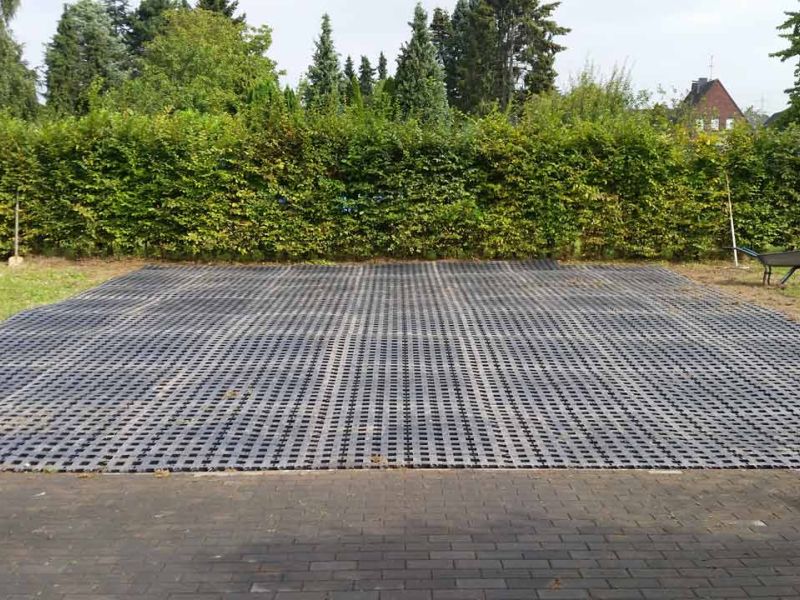 Parkplatzrasen mit dem Rasengitterstein RGS35 aus Kunststoff statt Schotterrasen