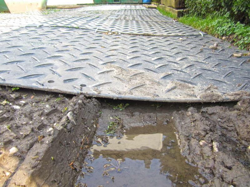 Fahrplatten als Containerstellplatz bei Gebäudesanierung