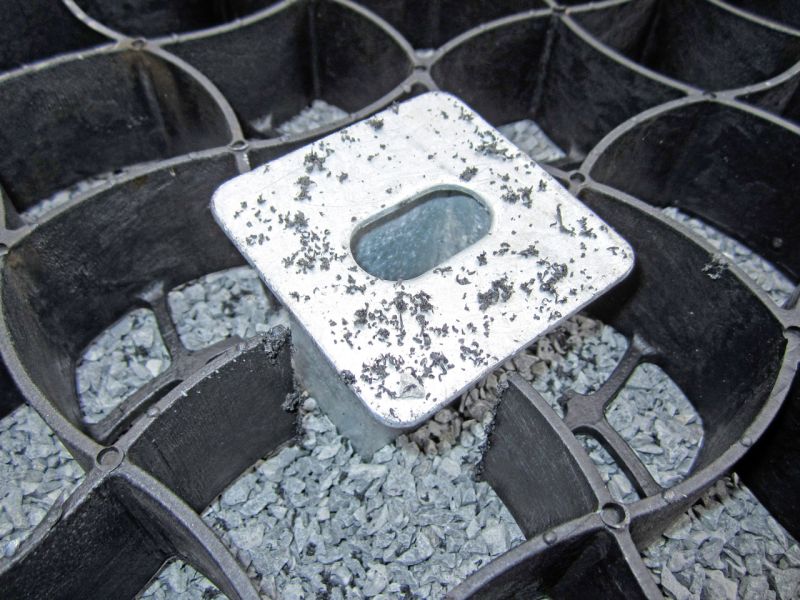 Verlegen und Verfüllen des Bodengitter BG50 für Hof und Einfahrt