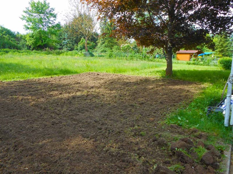 Befestigung einer Rasenfläche als Stellplatz für PKW-Anhänger mit dem Rasengitterstein RGS35