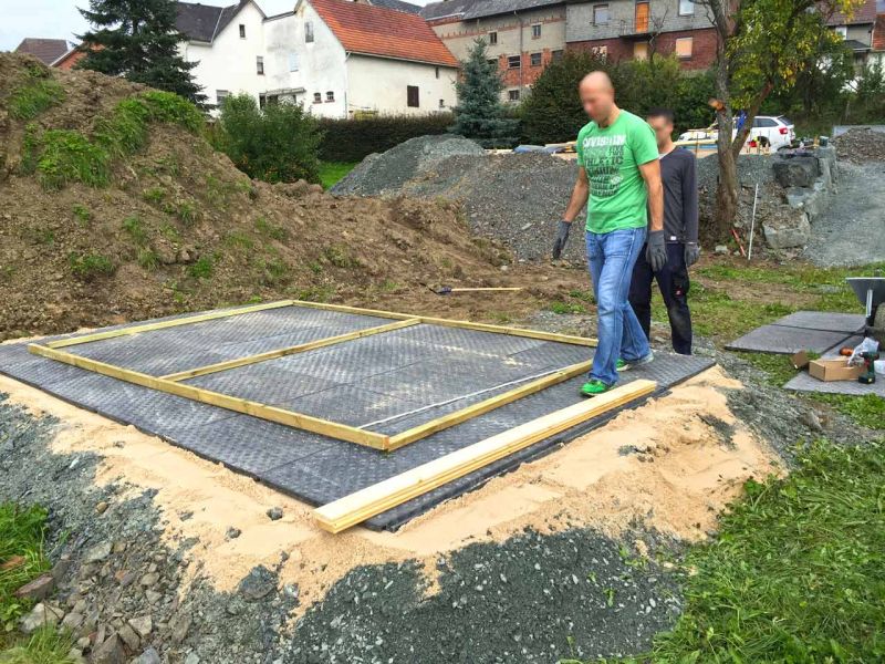 Bodenmatten statt Holzboden als isolierender Fußboden für ein Gartenhaus